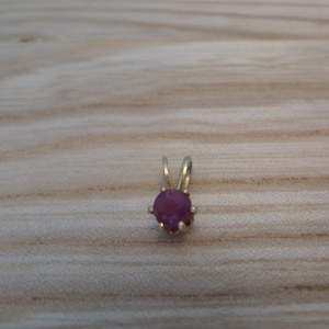 vintage 80&#39;s faux ruby set in gold tone metal fashion pendant no marks