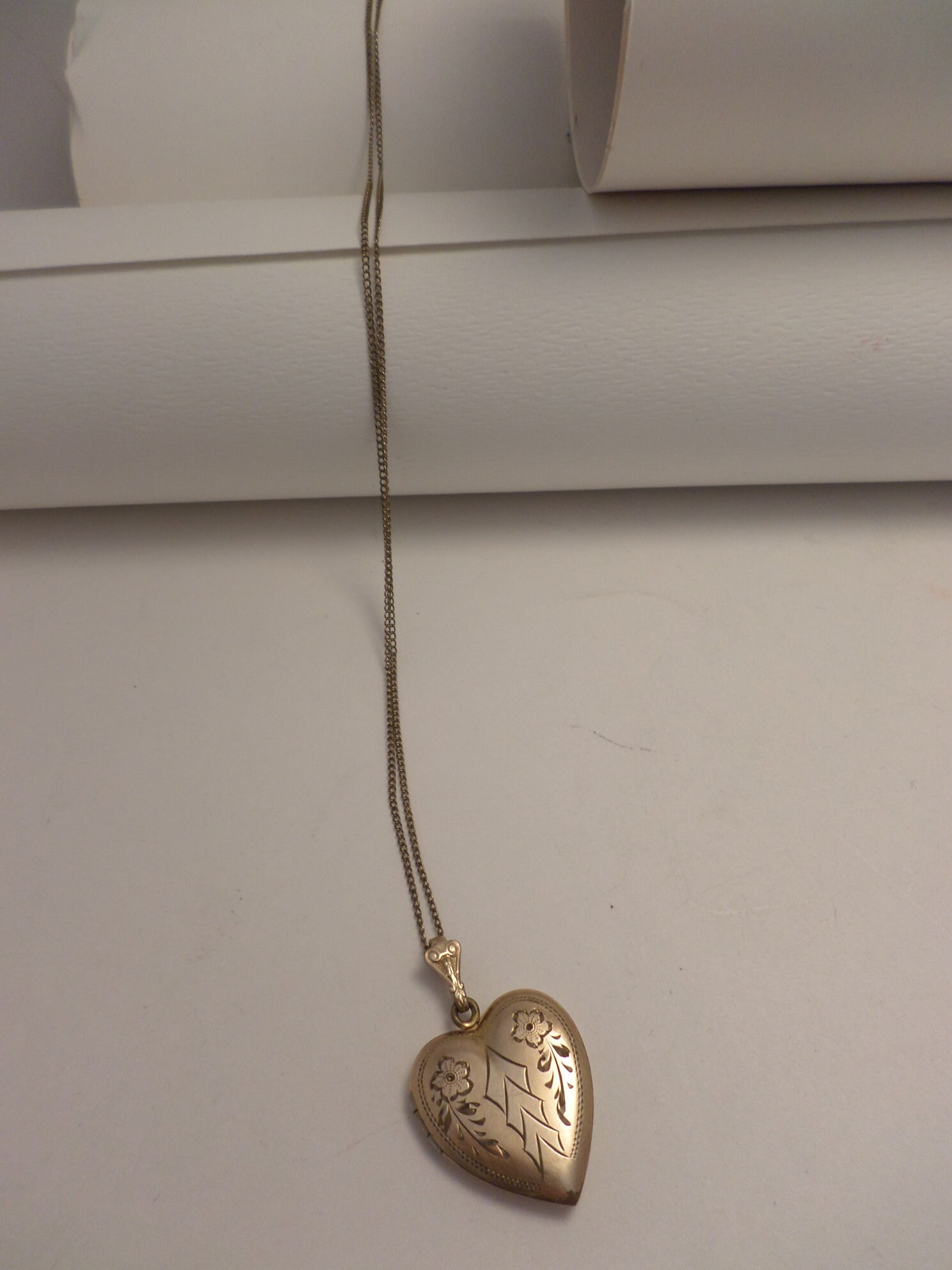 Lovely 1930's vintage heart photo locket engraved flowers WH 20/12 k gf