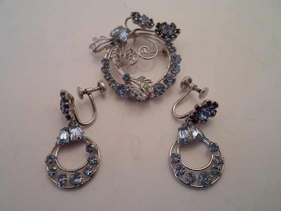 Vintage Sterling Silver 2 piece set Pin Brooch and Matching Screw back Earrings Robin Egg Blue Crystals Detailed Design