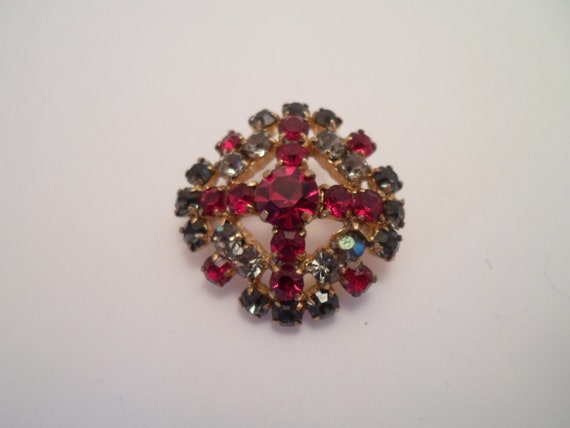 Vintage Austrian Crystal Stunning Brooch Pin Garn… - image 1