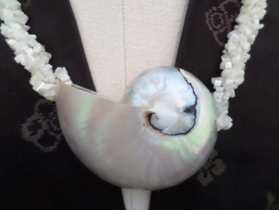 Fabulous vintage 80's Hawaiian shell necklace large conch pearl white