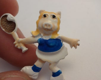 Vintage 70's Miss Piggy tennis pin muppets