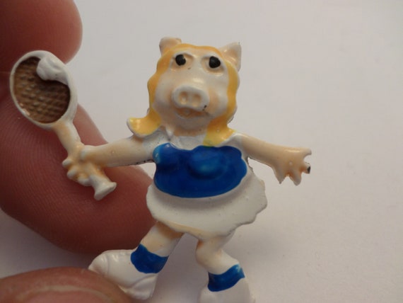 Vintage 70's Miss Piggy tennis pin muppets