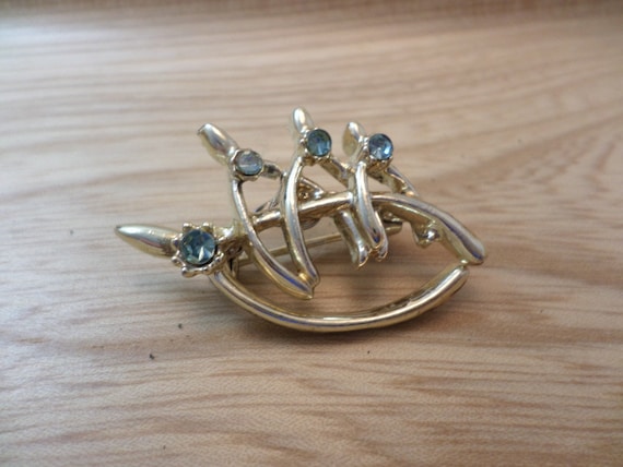 vintage 50's pretty wishbone family pale blue rhinestone pin gold tone