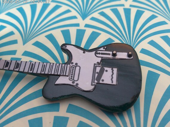 vintage keychain 80's pine green guitar 4" long made from wood metal hardware