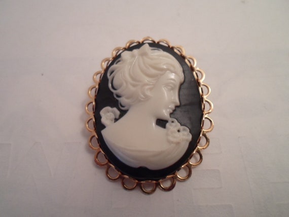 Vintage Art Deco Faux Profile Cameo Brooch Pin Detailed Hair Ribbon and Flowers Very Good Condition Great black and white colors Great Gift