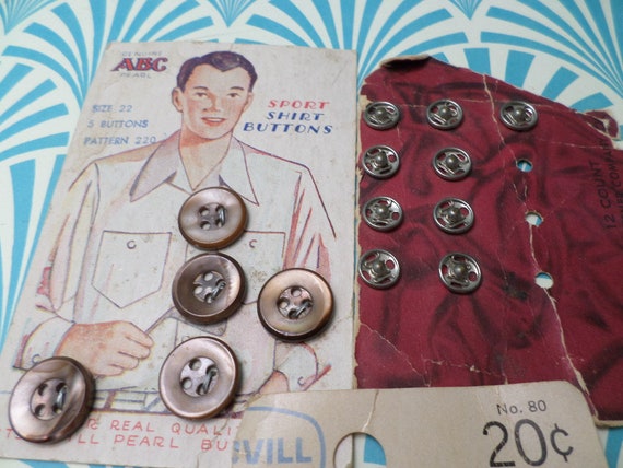 Antique snaps, and buttons on original card deco advertising, vintage sewing