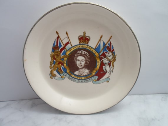 Queen Elizabeth II 1977 Vintage Silver Jubilee Pin Trinket Dish British Royals