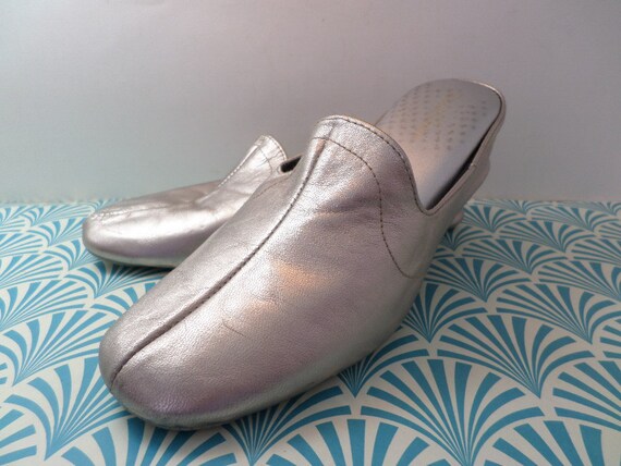 Vintage 70's Daniel Green Silver foil slippers 7.5 luxurious & chic!