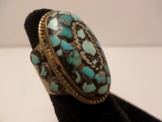 Vintage 70's ethnic turquoise chips set in brass ring Size 6 India