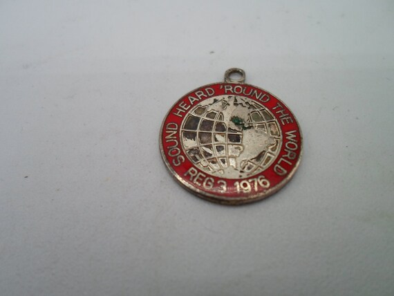 Vintage Medal Fender Guitar Slogan Sound Heard Round the World reg 3 1976 Globe Enameling