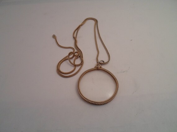 Vintage Gold tone Magnifying Glass Jewelry on Snake Chain Necklace handy and Chic for the Professional or Collector Good power