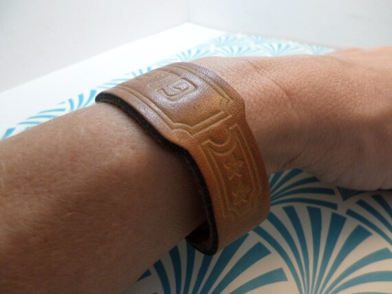 Vintage 70's Glen embossed leather wristband with… - image 4
