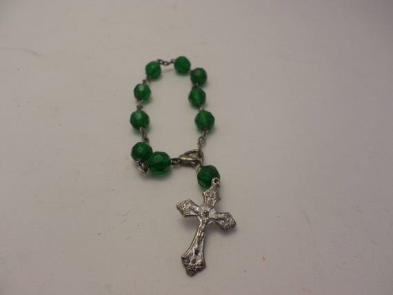 vintage 10 bead Catholic Novena rosary in green glass beads Italy