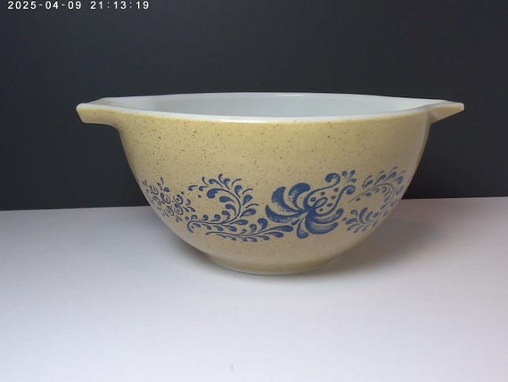 Vintage 70's PYREX 1.5QT bowl Homestead design 76-80 era speckled tan, blue flowers
