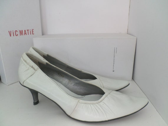 Vintage top white pumps