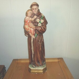 Estatua antigua de San Antonio con el Niño Jesús, de loza, grande, 43 cm. Etiqueta original, Columbia Statuary, Italia, funda astillada.