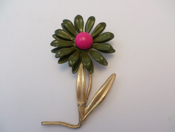 Vintage 60's MOD Daisy brooch pin Olive green petals Pink center gold tone metal