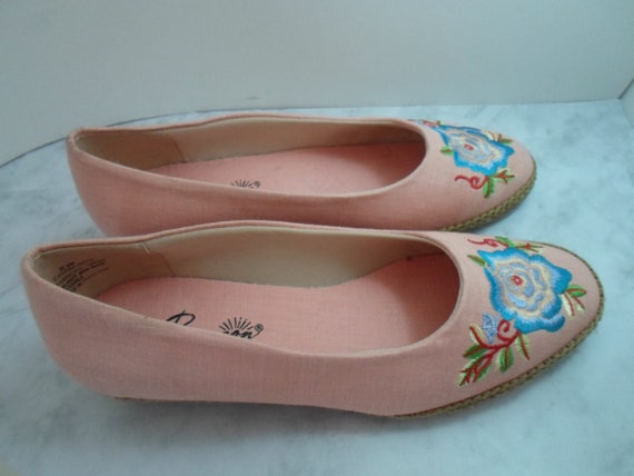 Vintage Pretty in Pink 80's Embroidered Shoes Fabric Beacon brand 8.5 W Great Fit and Fashion