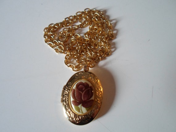 Vintage Photo Locket 1980's Rose Medallion Oval Center