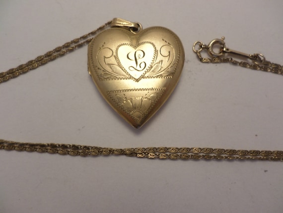 Beautiful Vintage heart photo locket initial L gold filled 1" charme 22" long chain