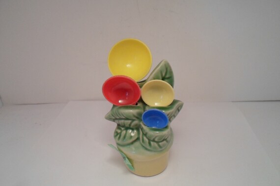 Vintage Measuring Spoons in Ceramic Flower Pot Holder Mid Century Kitchen Made in usa Complete excellent