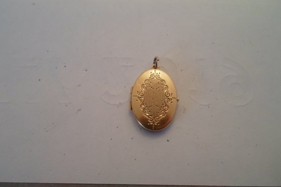 Vintage Etched Oval Victorian Style Double Picture Locket Adorable Style