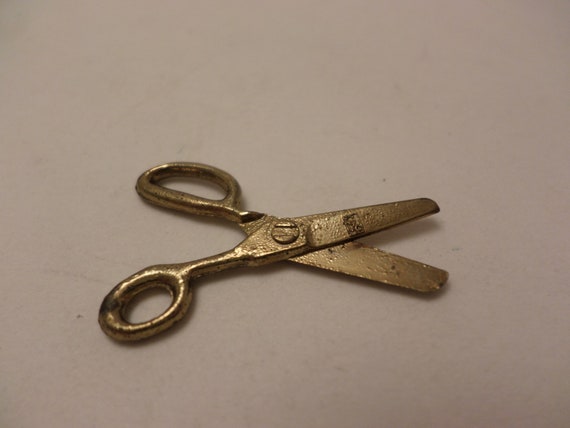 Vintage Intercast mini moving scissors charm premium or advertising