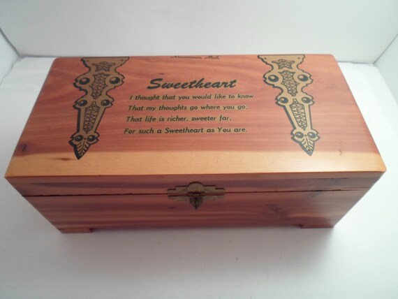 Antique Vintage Souvenir Cedar Wood Sweetheart Hankie Scarf Trinket Box Very Good Condition Vanity Perfect Great Gift