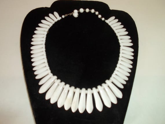 Vintage Art Deco Milk Glass Necklace Native Look Design Summer Warm Weather Chic 16"