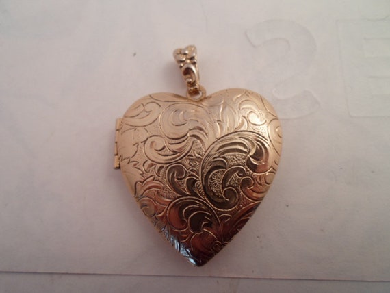 Vintage Large Puffy Etched Heart Picture Photo Locket Absolutely Beautiful Love Locket Fabulous Etching on both Sides