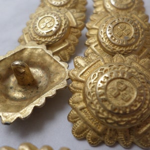 stylish vintage 80&#39;s gold tone buttons 7 lg 4 sm 11 total foil gold