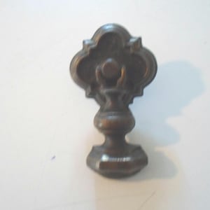 Antyczna gałka do szuflady w stylu Art Deco: styl Queen Mary, odlew metalowy