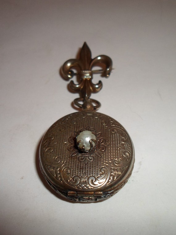 Vintage Flur de Le Lapel Pin Picture Etched Locket Opens like a pocket watch Chic Styling Quality Picture Pocket