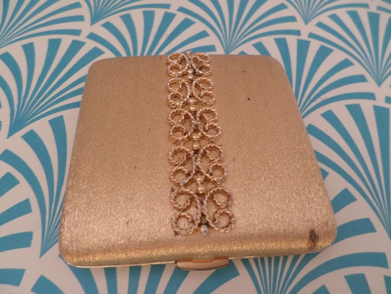 Vintage 70's AVON gold tone loose powder compact replaceable powder sweet!