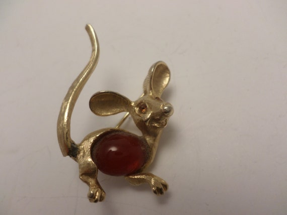 vintage small pin mouse with stone belly & eyes ART stamp for hat, sweater, coat