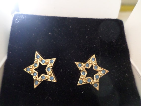 pretty gold tone .5" star earrings sapphire blue stones AVON 80's