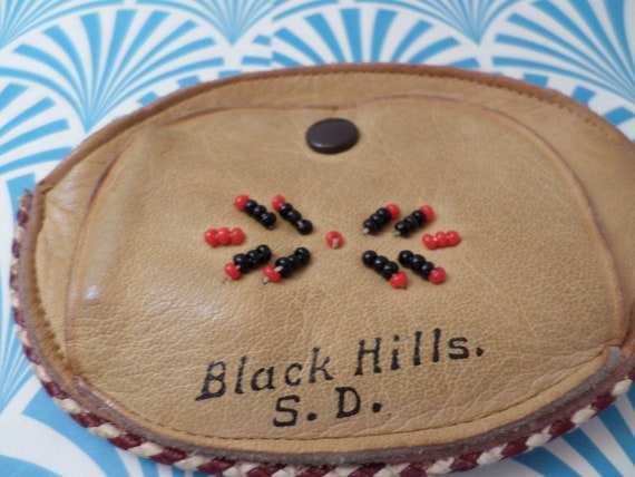 Vintage 50's roadside souvenir soft tan leather and beaded coin purse Black Hills S.D.