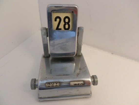 Vintage 50's Chrome Desk date keeper super cute!