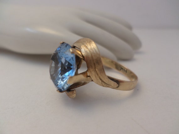 Beautiful Vintage 14KT gold ring large pale crystal blue stone size 8