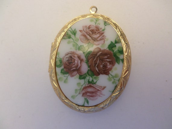 Pretty painted rose locket vintage Victorian reviv