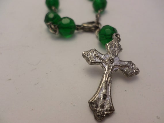 vintage 10 bead Catholic Novena rosary in green glass beads Italy