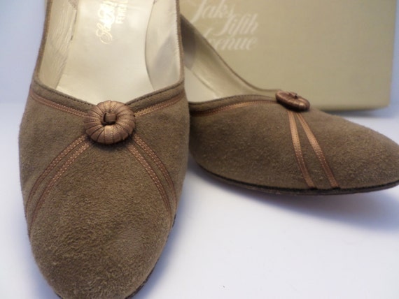 Vintage Saks Fifth Avenue fawn suede shoes ribbon accents pumps leather sole size 7 3" heel