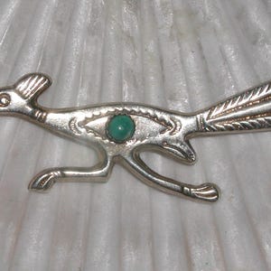 Excellente broche vintage Roadrunner en turquoise Navajo et argent sterling estampée à la main en argent sterling