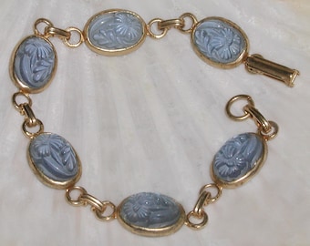 Fabulous 1950&#39;s Vintage Bezel Set Molded Poured Periwinkle Blue Pressed Floral Flowers Glass Cabochon Gold Tone Link Bracelet