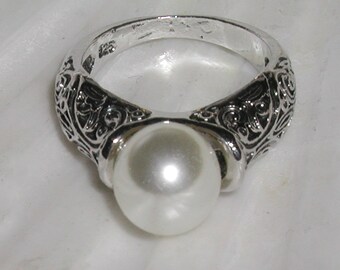 Gorgeous Vintage White Cultured Pearl Signed 925 Sterling Silver Victorian Scroll Ring - Size 5.75-6