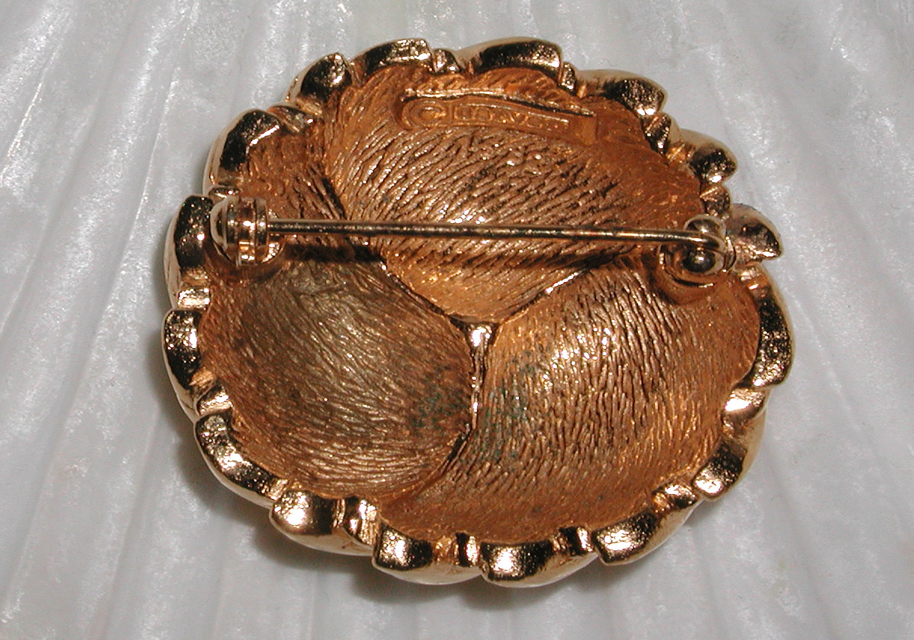 Broche Vintage Carven En Métal Doré Et émail – Bijou Ancien, Occasion