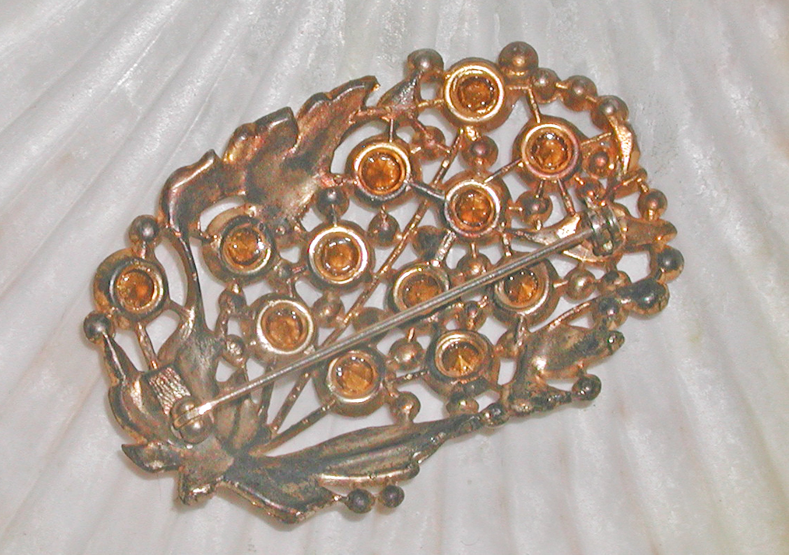 Broche Vintage 1940 - Brouette Fleurie En Laiton Estampé Avec Strass Rouge