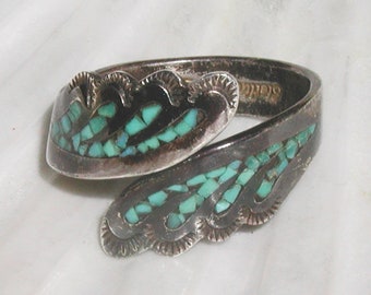 Beautiful Vintage Navajo Old Pawn Signed Sterling Silver With Hallmark Turquoise Hand Tooled Stamped Scalloped Wrap Ring - Adjustable Size 8