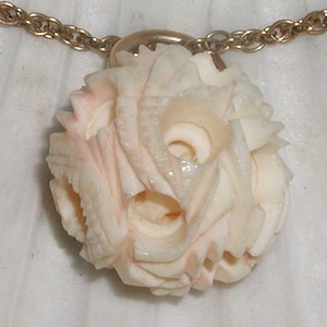 Magnifique pendentif boule art déco vintage asiatique finement sculpté, collier rempli d&#39;or 12 carats